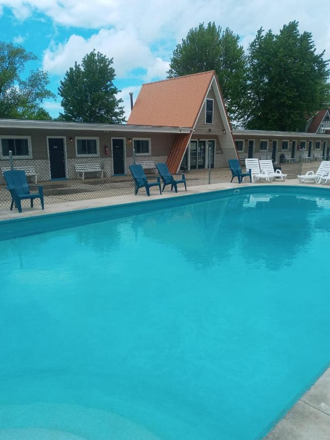 The Palms Motel Дженива-он-дъ-Лейк Екстериор снимка